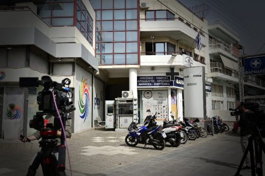 Στιγμιότυπο από το Αστυνομικό Τμήμα των Αγίων Αναργύρων, ;όπου 39χρονος δολοφόνησε με μαχαίρι 28χρονη, πρώην σύντροφό του, έξω από το Αστυνομικό Τμήμα.